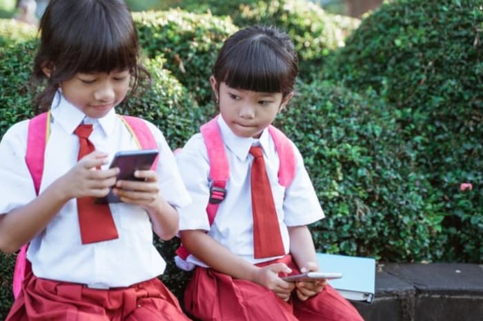 Terlalu Lama Menatap Layar, Kemendikdasmen Kini Atur Penggunaan HP di Sekolah