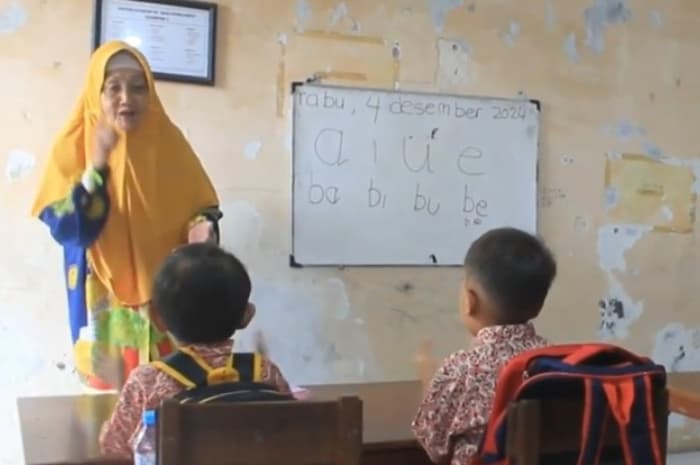 Bukan Sekadar Profesi, Kisah Guru 87 Tahun Ini Buktikan Mengajar Adalah Panggilan Hidup