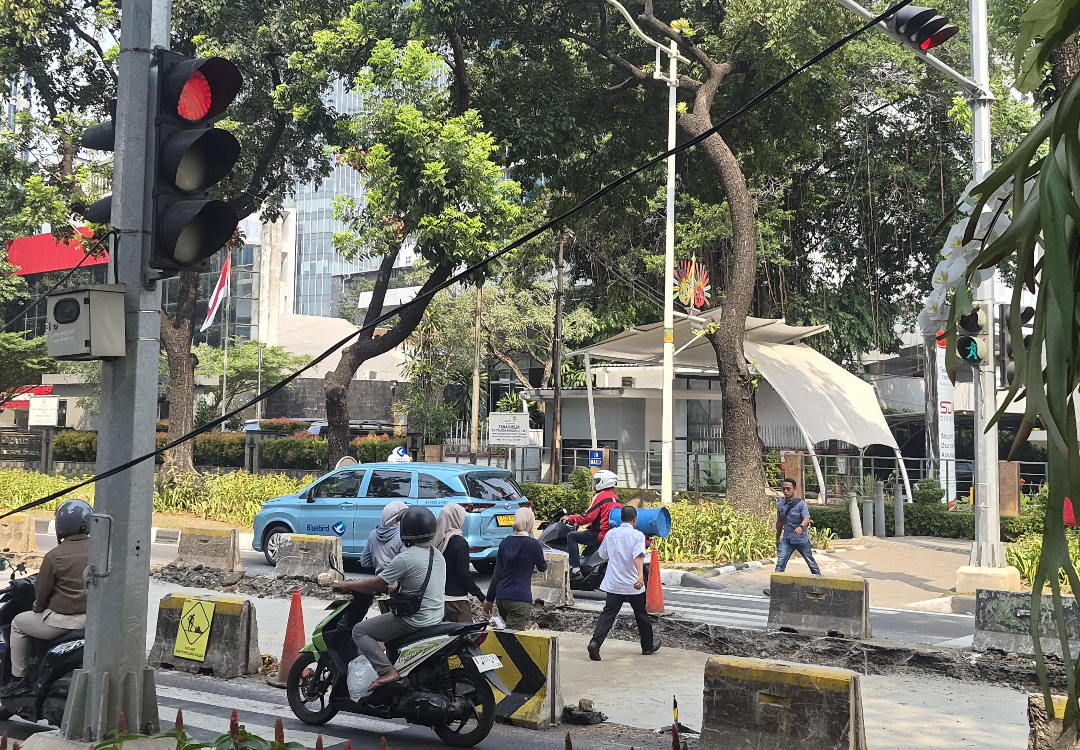 Tak Hanya Picu Kemacetan, Perbaikan Jalan Kebon Sirih Bikin Pejalan Kaki Sulit Menyeberang