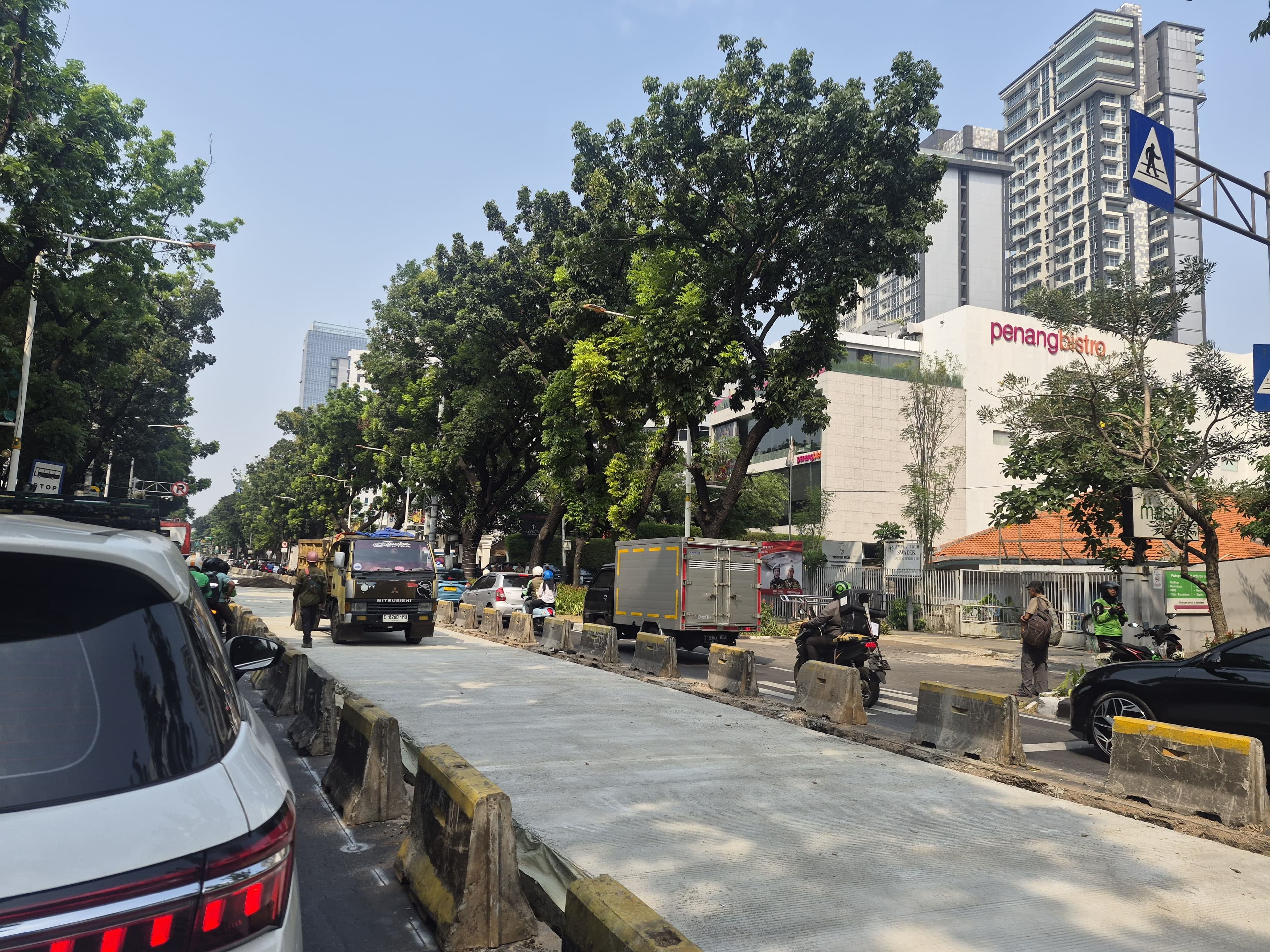 Proyek Perbaikan Jalan Kebon Sirih Dikeluhkan Pengendara: Banyak Galian, Macet di Mana-mana
