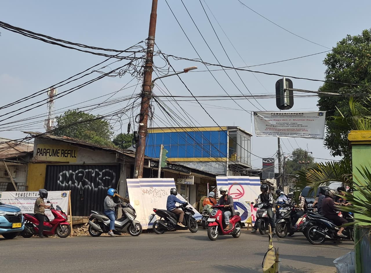 Keluhan Pengendara Terkait Proyek Galian Saluran Air di Joglo: Jalan Makin Macet, Ceceran Pasir Bikin Motor Tergelincir