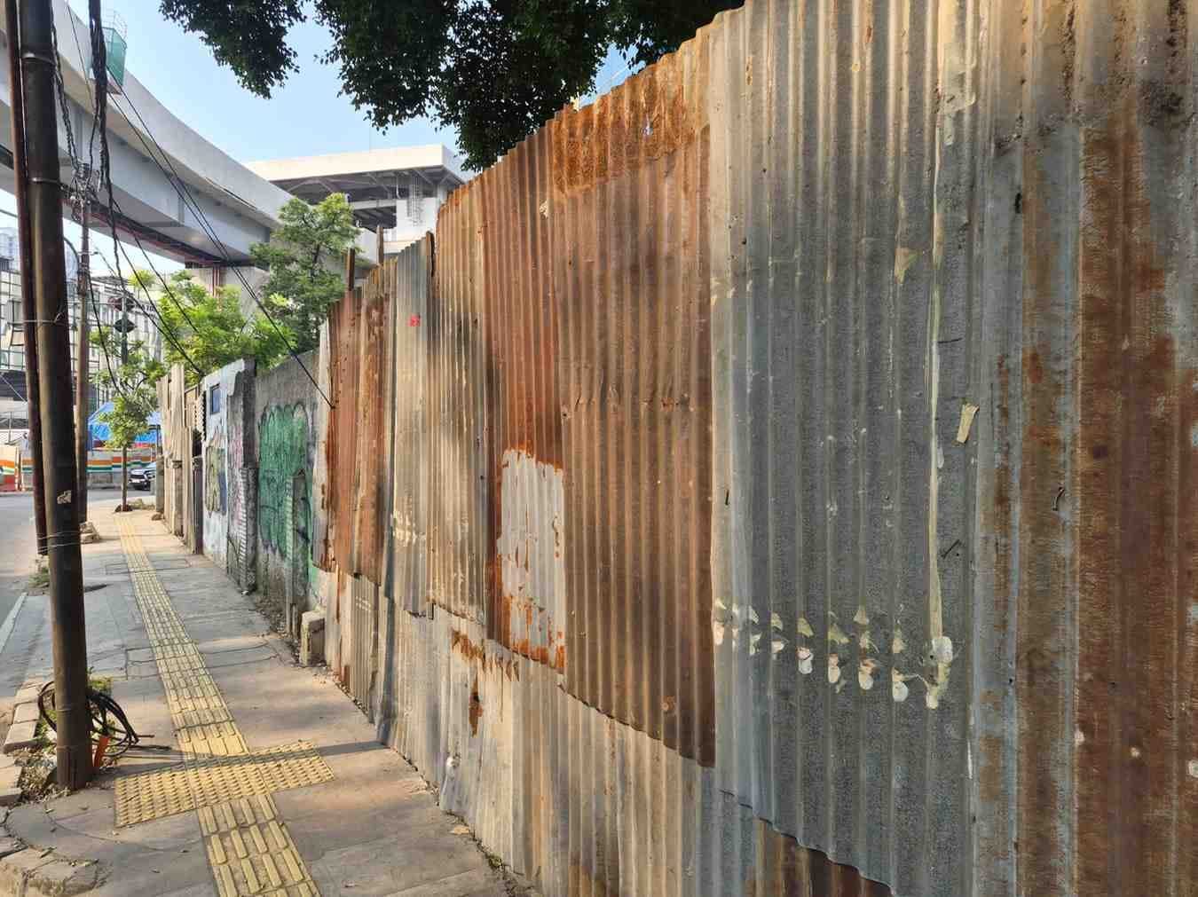 Lokasi Bentrokan Maut di Jalan Tambak Menteng Kini Tertutup Pagar Seng, Sisa-sisa Pengrusakan Dibiarkan Berserakan