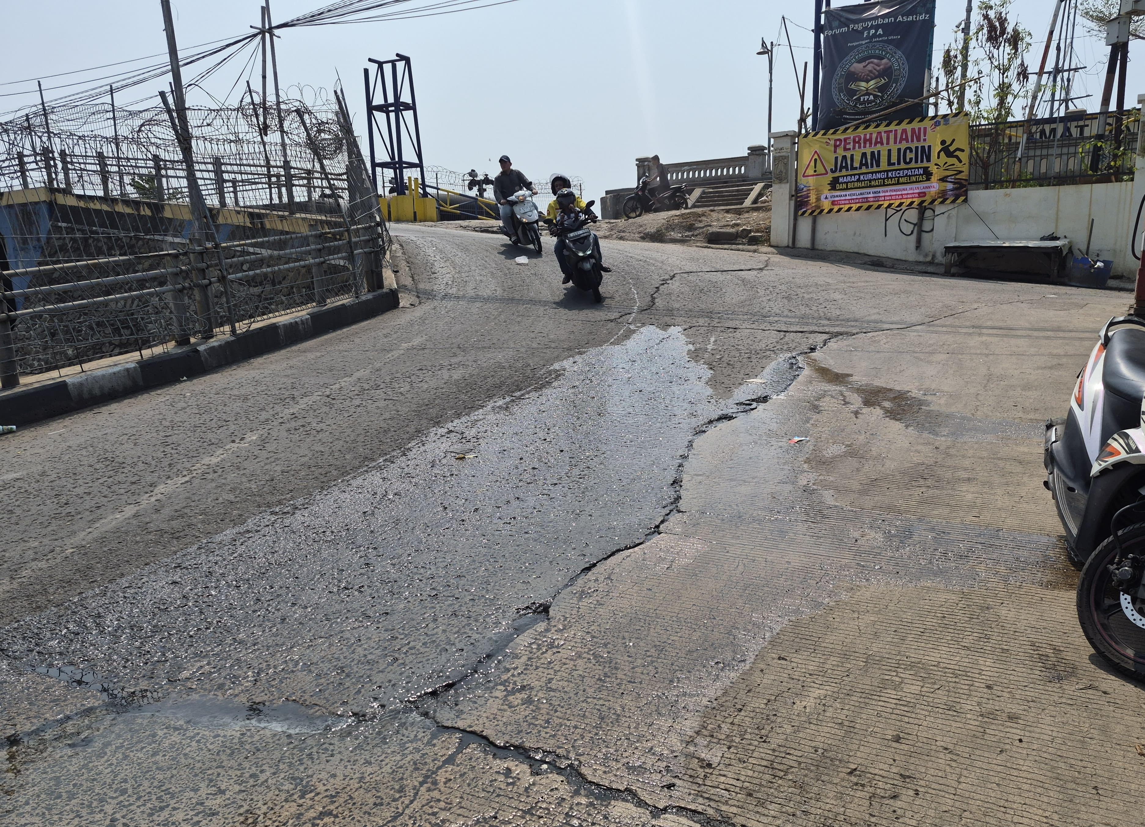 Rembesan Air Laut Sebabkan Jalan Muara Baru Jadi Licin, Pengendara Diimbau Waspada Tergelincir