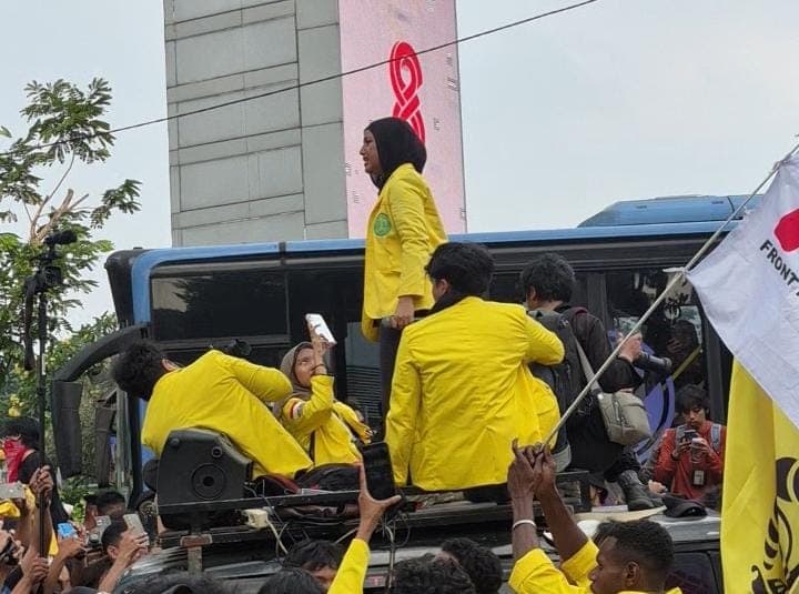 Demo BEM UI Memanas! Fathimah Azzahra Adu Mulut dengan Polisi Terkait Penggunaan Mokom