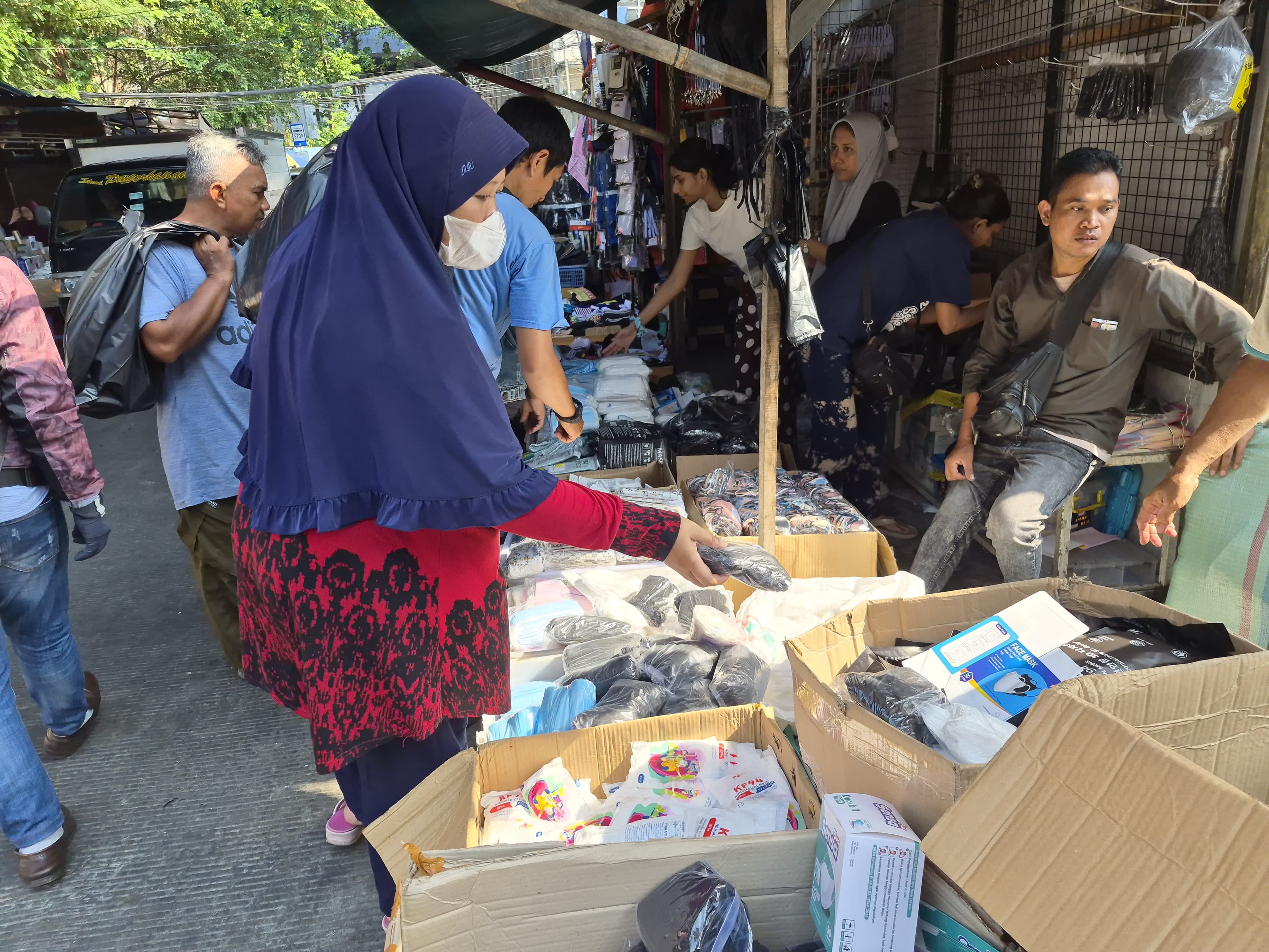 Dikepung Debu Vulkanik Anak Krakatau, Warga Jakarta Tetap Borong Masker di Pasar Asemka, Meski Harga Naik 2 Kali Lipat