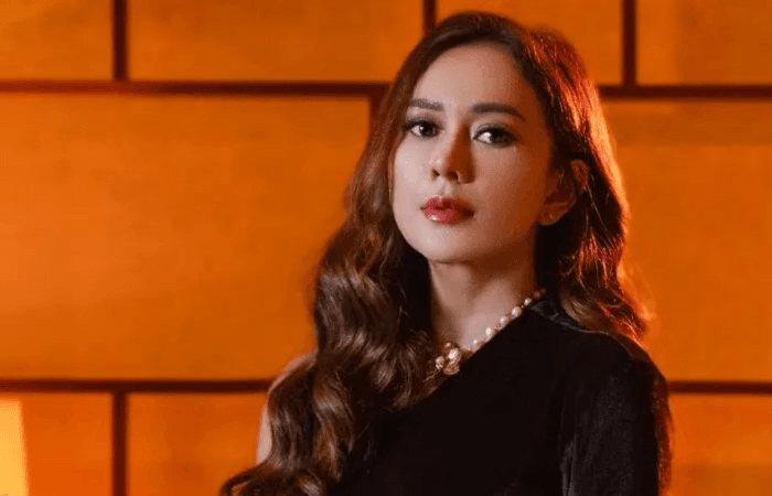 Cantiknya Kebangetan! Aura Kasih Meng-cosplay Karakter Moana, Gandeng Putrinya yang Perankan Elsa