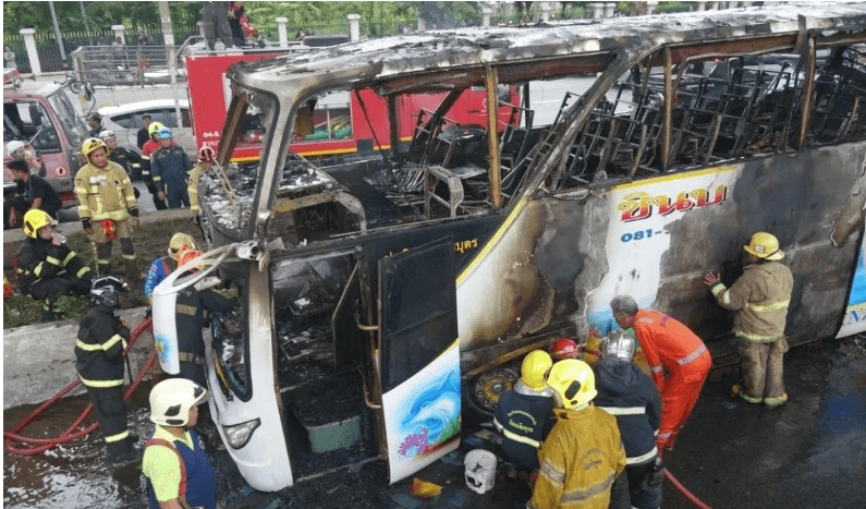 Tragis! Sebuah Bus Membawa Siswa Karyawisata Hangus Terbakar, Aksi Heroik Seorang Guru Rela Hangus Terbakar Sambil Memeluk Muridnya Jadi Sorotan