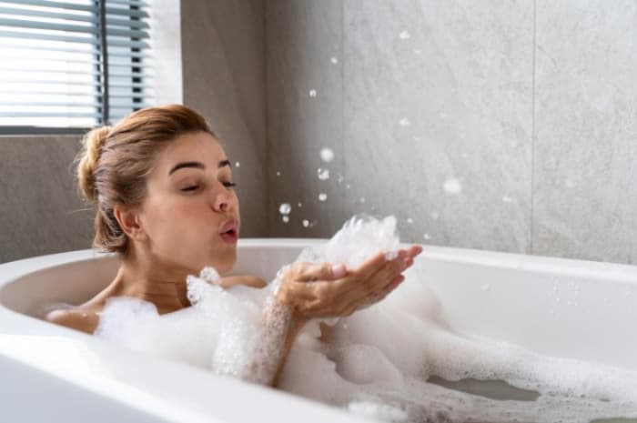 Bukan Hanya Rutinitas, Ini Manfaat Mandi Setelah Penerbangan