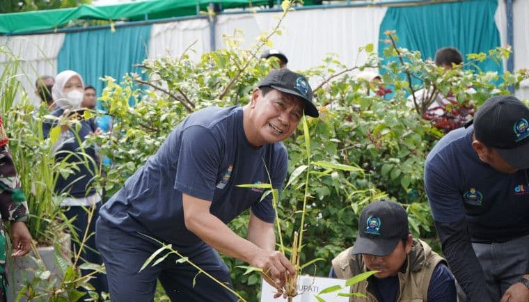 Peringati HPSN 2026, Bupati Tangerang Tanam Pohon Bambu dan Siram Eco-Enzym di TPA Jatiwaringin