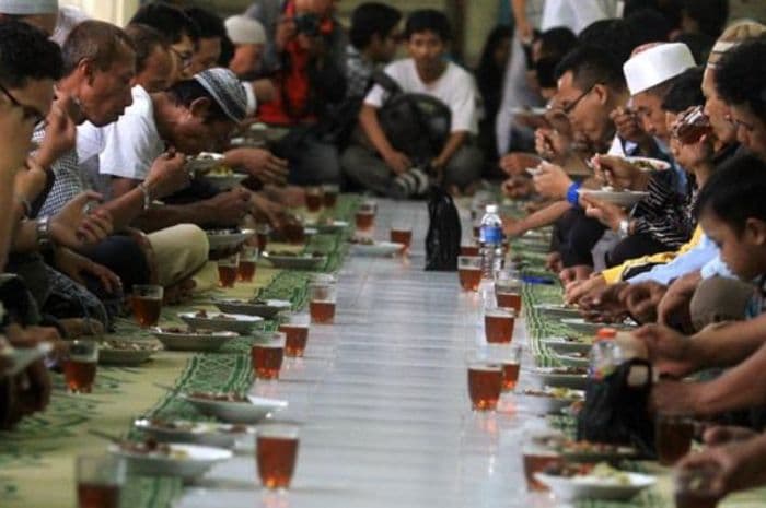 5 Kebiasaan Positif Berbuka Puasa Bersama di Masjid yang Jarang Disadari, Kamu Sudah Merasakannya?