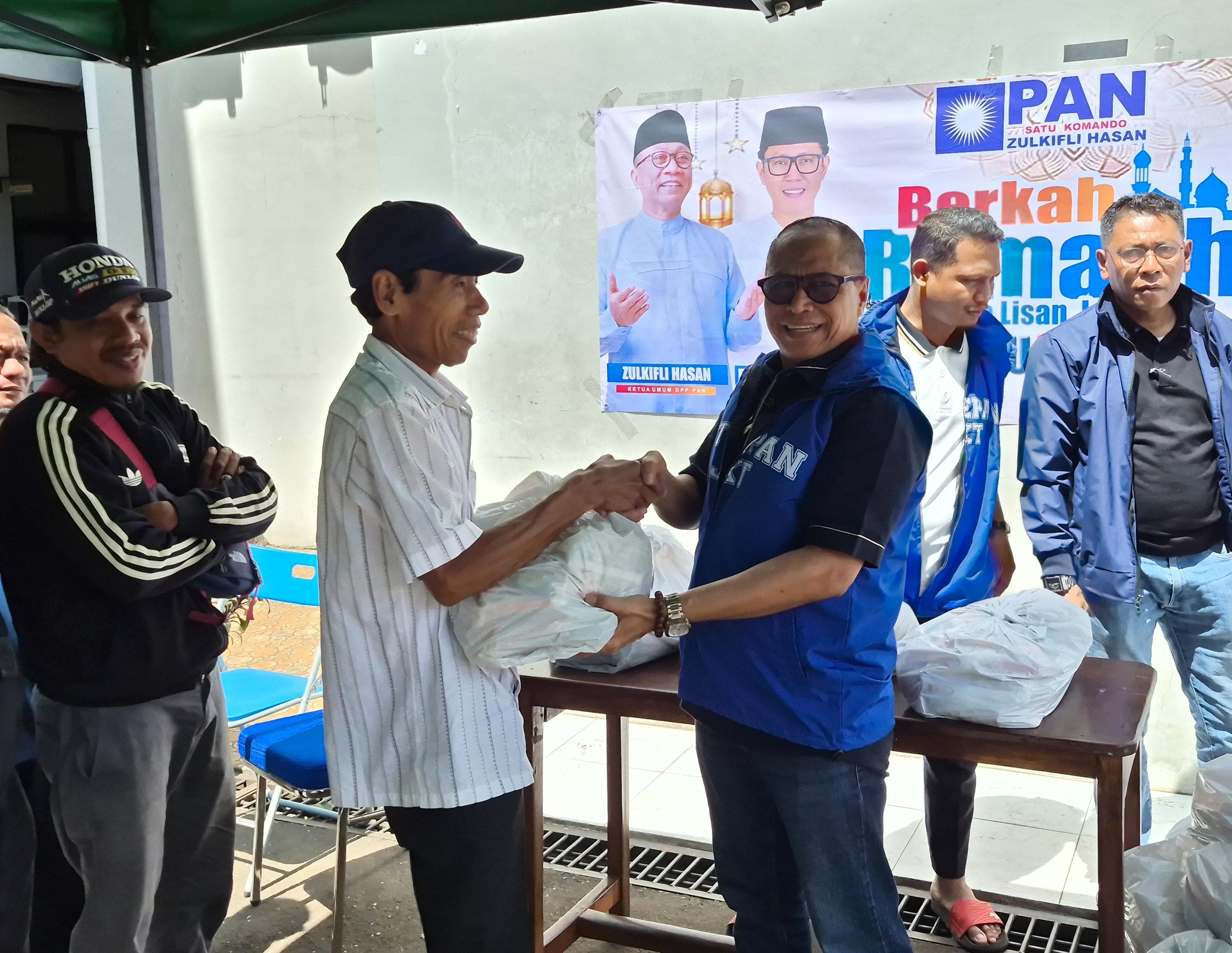 Bantu Kebutuhan Pokok Warga di Bulan Ramadhan 2026, Ketua Fraksi PAN DKI Salurkan Ratusan Sembako Gratis