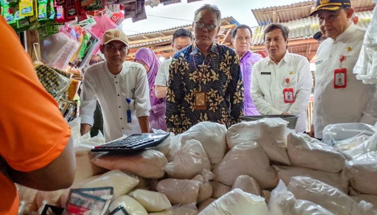 Dampingi Bapanas Pantau Harga Pangan di Pasar Kronjo, Sekda Kabupaten Tangerang Dorong Revitalisasi dan Distribusi MinyakKita