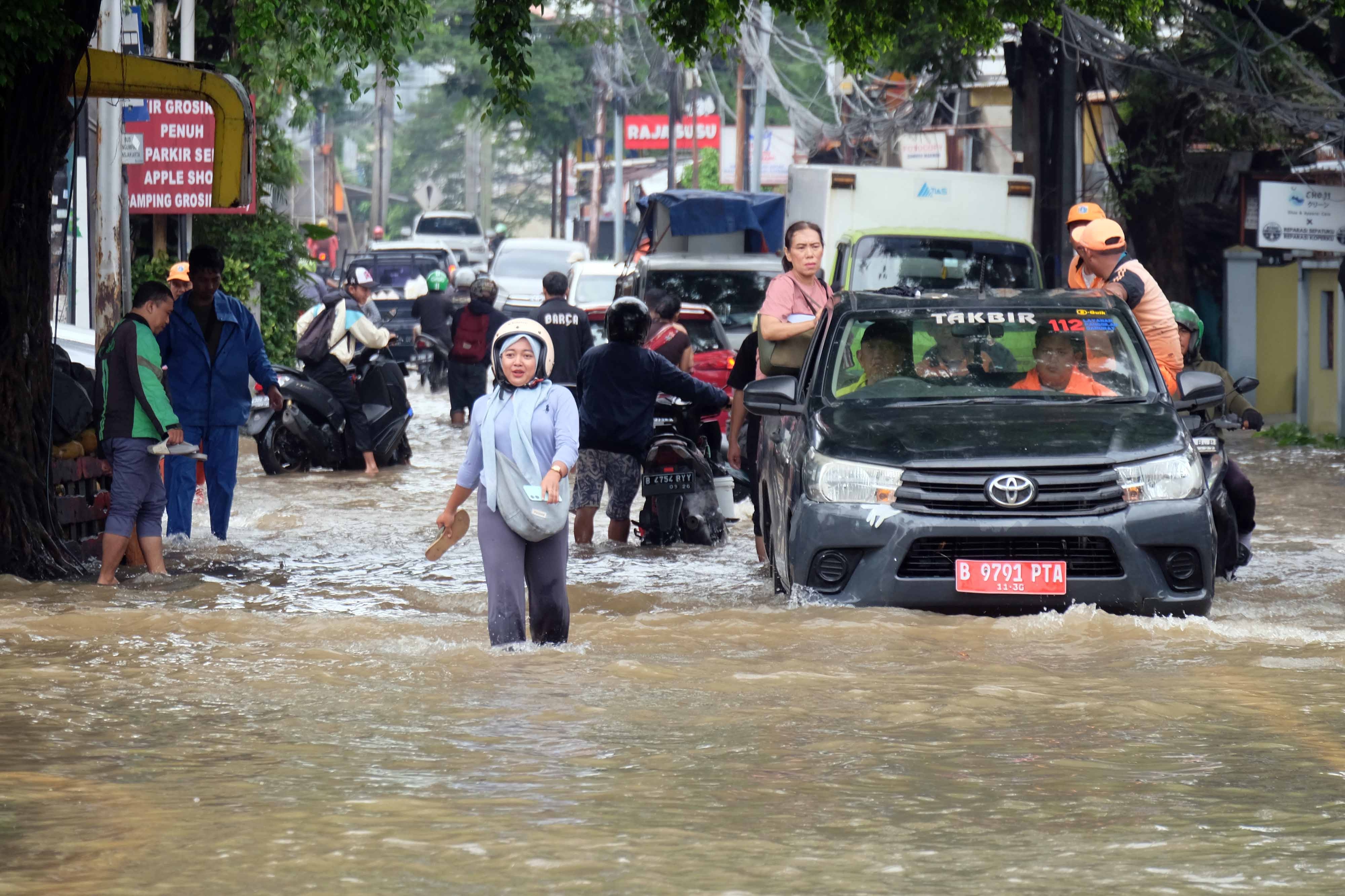 Jakarta Banjir Hampir 2 Meter, Petugas Evakuasi Balita dan Ibu Hamil