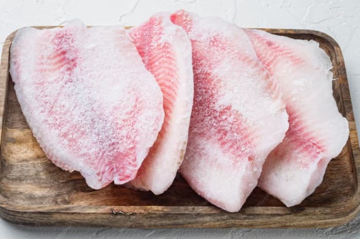 Sering Dilakukan Tanpa Sadar, 3 Cara Mencairkan Ikan Beku Ini Ternyata Berbahaya