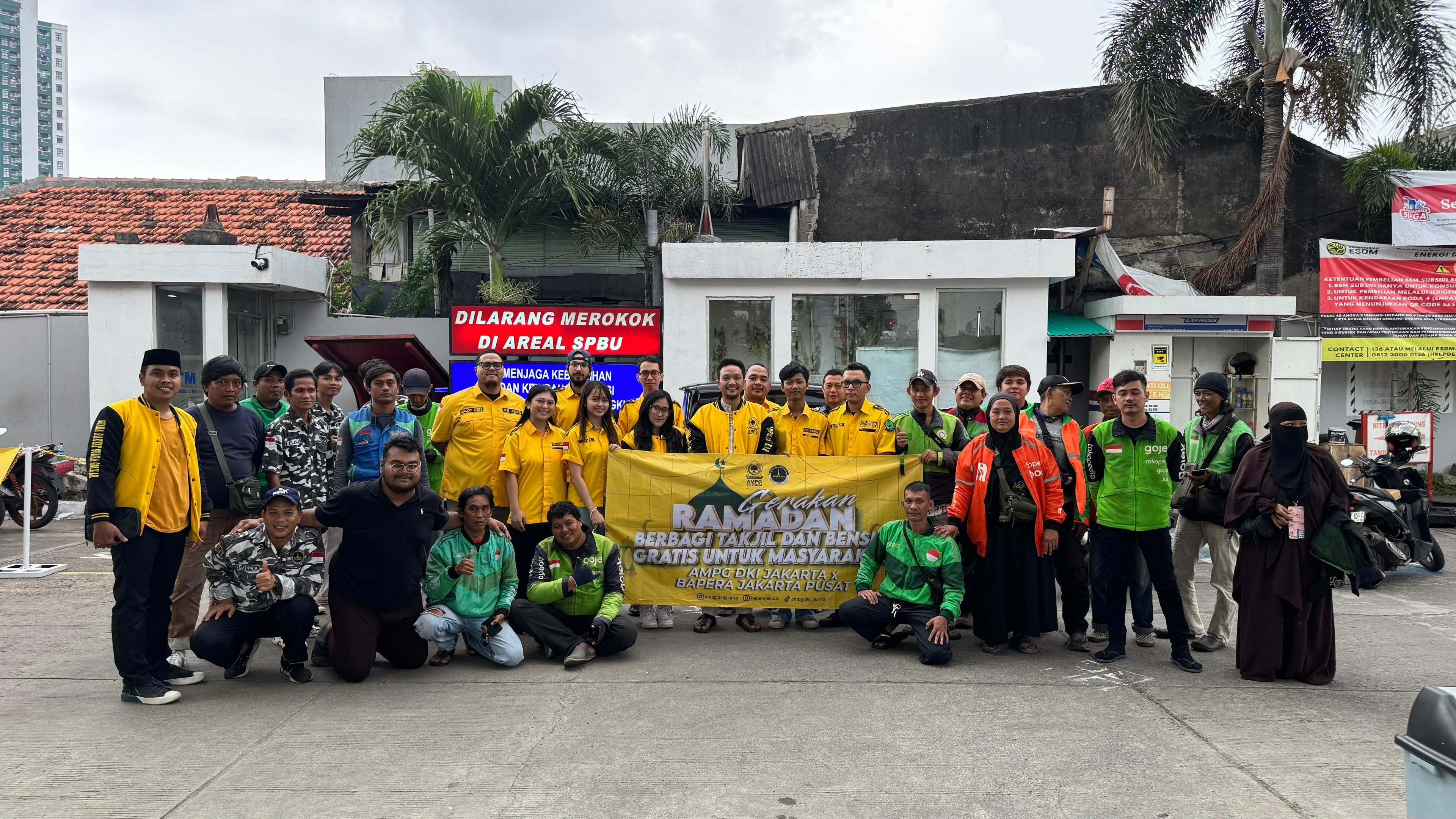 AMPG DKI dan BAPERA Jakpus Berbagi Bensin dan Takjil Gratis Untuk Ojol di Jakarta