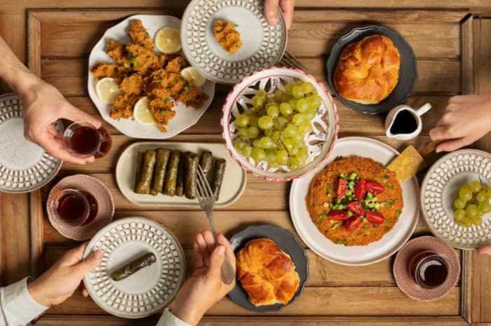 5 Tips Agar Perut Tetap Nyaman Setelah Makan Enak Saat Lebaran