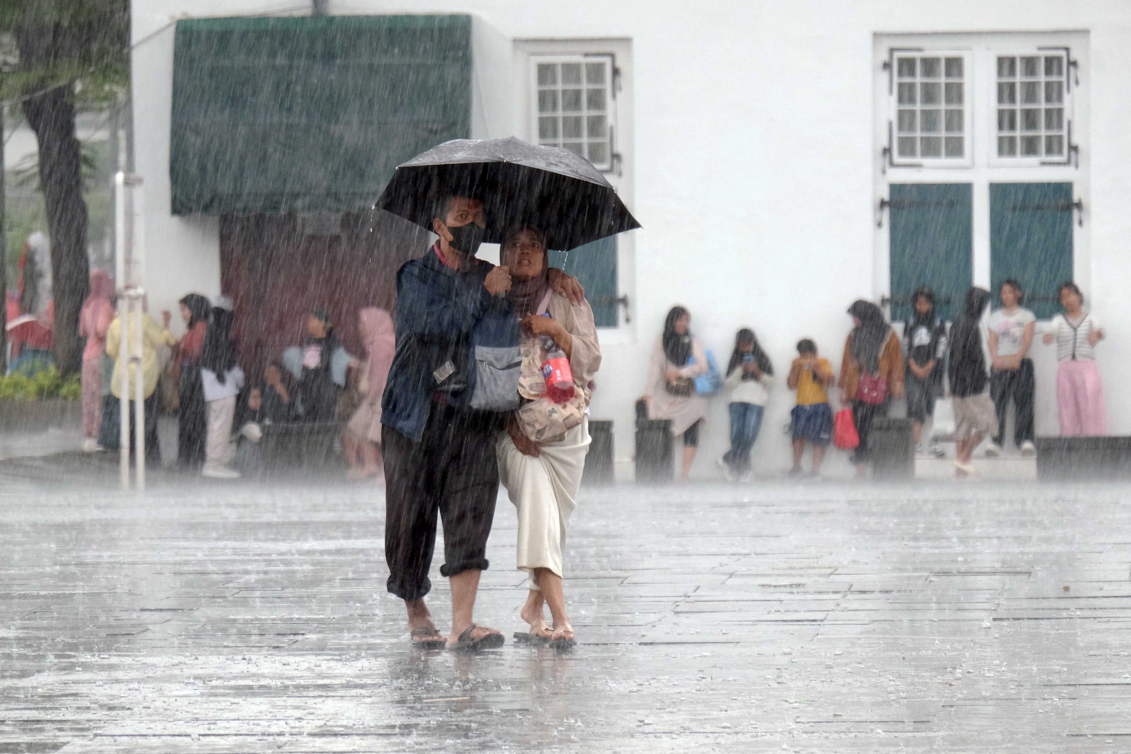 Sediakan Payung, Jakarta Diprakirakan Diguyur Hujan Ringan pada Siang dan Sore Hari