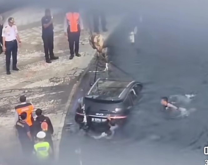 Terungkap Penyebab Sebuah Mobil Terperosok ke Kolam Bundaran HI