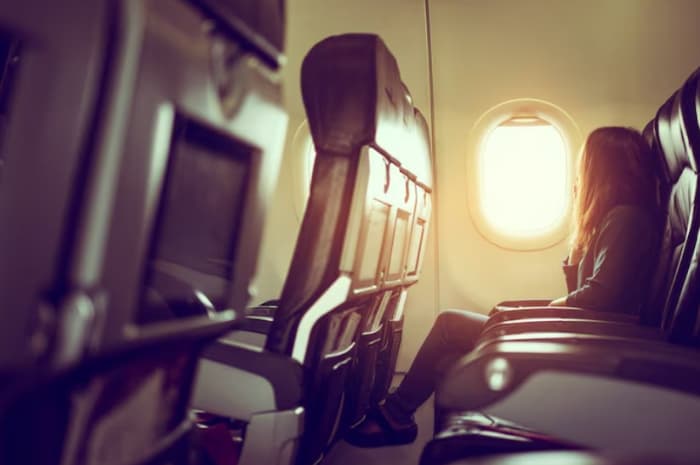 Alasan Penumpang Sebaiknya Tak Pakai Kaus Kaki Hitam Saat Naik Pesawat, Ternyata Berisiko!