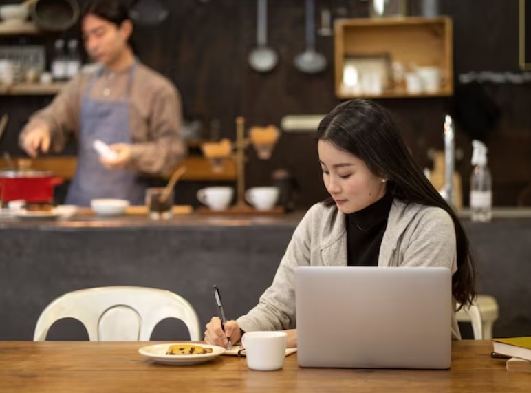 Sering WFC di Kafe? Ini 5 Etika Pesan Makan Saat Work from Cafe yang Wajib Kamu Tahu!