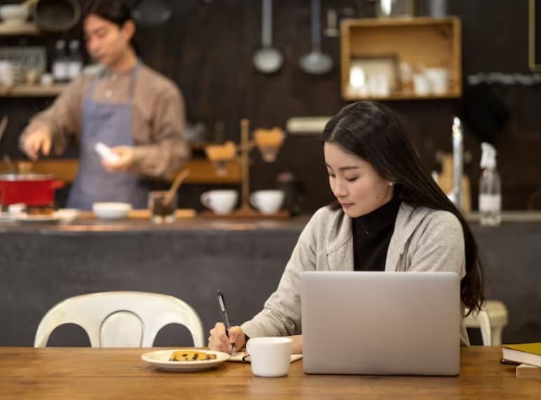 Sering WFC di Kafe? Ini 5 Etika Pesan Makan Saat Work from Cafe yang Wajib Kamu Tahu!