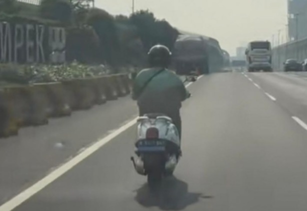 Viral, Pengemudi Ojol Masuk Ruas Tol Jakarta-Cikampek di Wilayah Bekasi