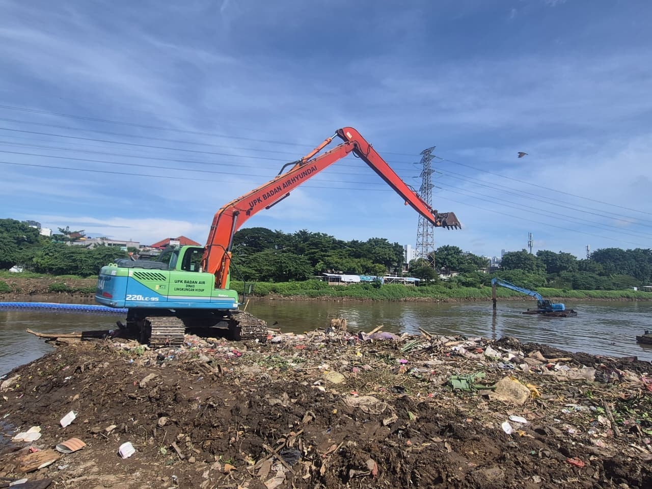 Lama Tak Tersentuh, Gubernur Pramono Targetkan Pengerukan Kanal Banjir Barat Rampung dalam Setahun