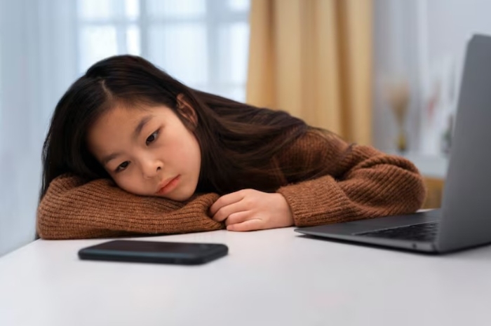 5 Dampak Buruk Sering Melamun yang Jarang Disadari