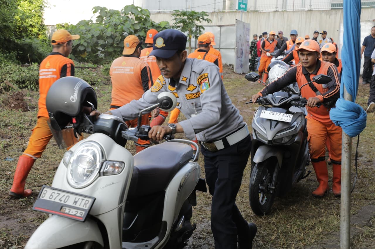 Dipimpin Wagub Rano Karno, Pemprov DKI Kerahkan 200 Personel Gabungan Tertibkan Parkir Liar di Lebak Bulus
