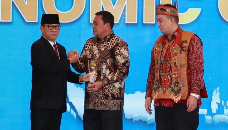 Mantap! Bupati Tangerang Maesyal Rasyid Raih Penghargaan Economic Growth dari Kemendagri di Ajang National Governance Awards 2026