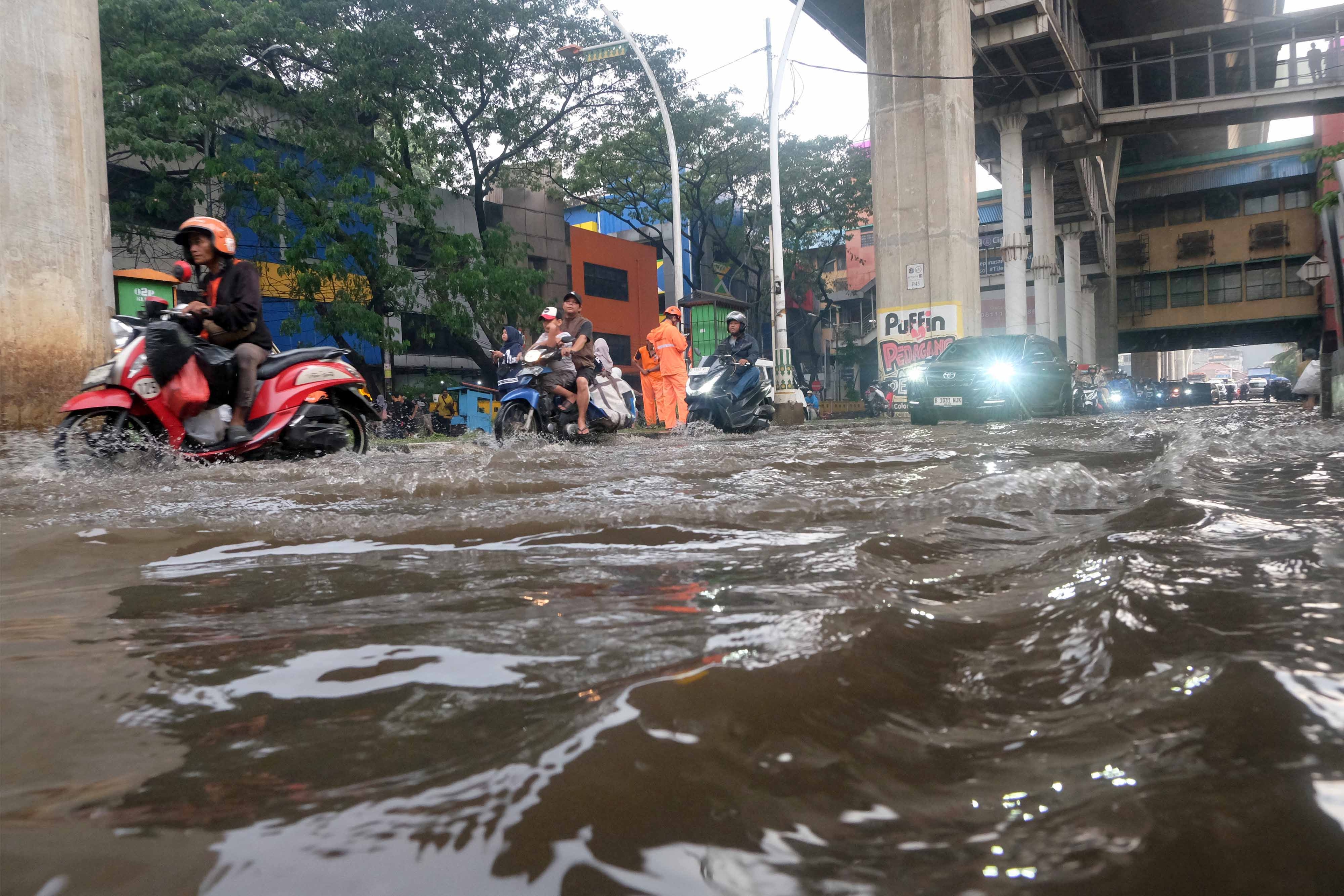 Jakarta Dikepung Banjir Hari Ini: 115 RT Terendam, Ketinggian Air Ada yang Capai 2,4 Meter