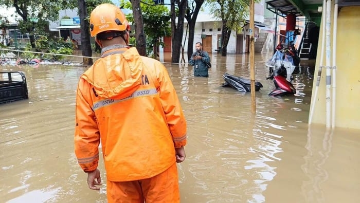 Update Banjir Jakarta Selasa Siang: 80 RT dan 3 Ruas Jalan Masih Tergenang, Ketinggian Air Capai 100 Cm