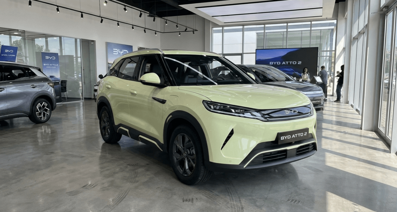 BYD Atto 2 Usung Tampilan Lampu Full LED X-Shaped dengan Fitur Wireless Charging 50 Watt