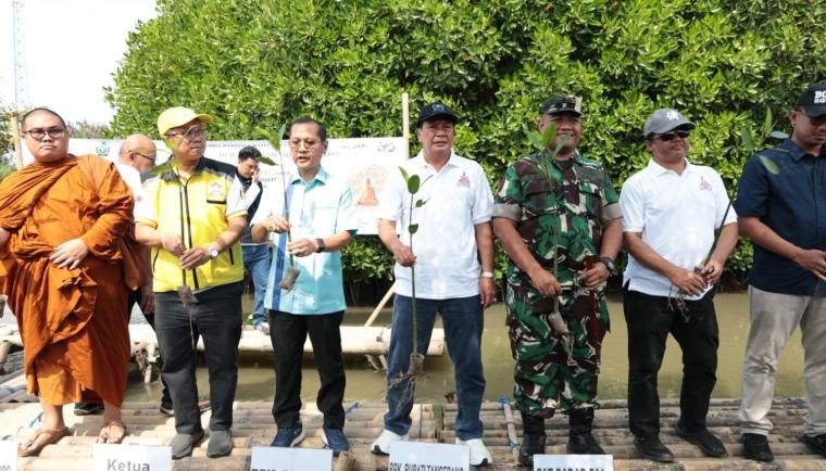 Peringati Waisak 2570 Bersama Umat Budha, Bupati Tangerang Tanam Mangrove di Desa Ketapang Mauk