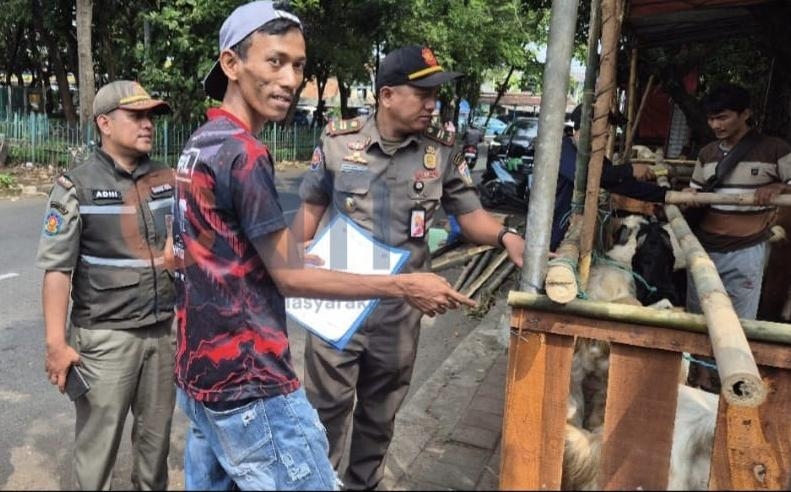 Gubernur Pramono Tegas Larang Pedagang Gunakan Trotoar untuk Jualan Hewan Kurban