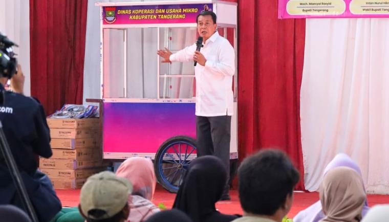 Bantu Ekonomi Warga Berpenghasilan Rendah, Bupati Tangerang Serahkan 50 Gerobak UMKM dan Kompor Gas di 3 Kecamatan Ini