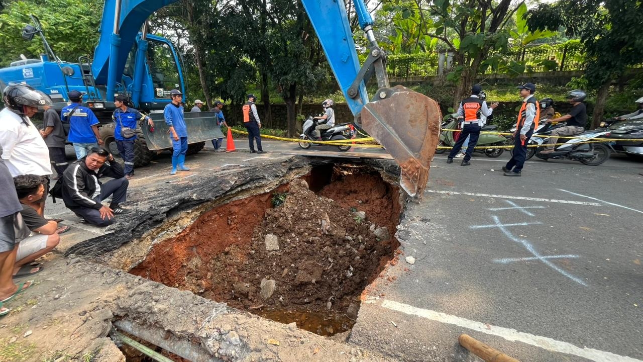 Perbaikan Jalan Amblas: Lenteng Agung Arah Depok Ditutup Sementara Hingga Besok Pagi, Ini Rekayasa Lalu Lintasnya!