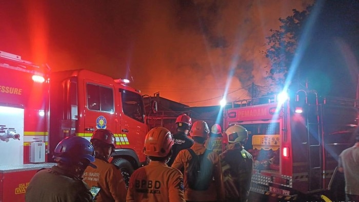 Kebakaran Hebat Landa Kemayoran, Ratusan Rumah di 8 RT Terdampak Amuk Api, Di Sini Lokasi Pengungsiannya