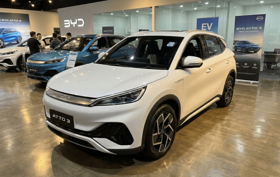 BYD ATTO 3 Hadir sebagai Mobil Listrik Keluarga Modern dengan Performa Stabil, Fitur V2L 3,3 kW, dan Bagasi Luas Hingga 1.340 Liter
