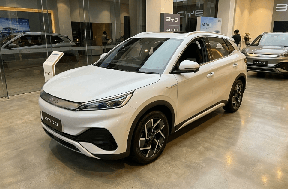 BYD Atto 3 Resmi Meluncur dengan Fitur V2L Canggih dan Tingkat Keamanan Tinggi, Mobil Listrik Premium Ini Dibanderol Mulai Rp390 Jutaan