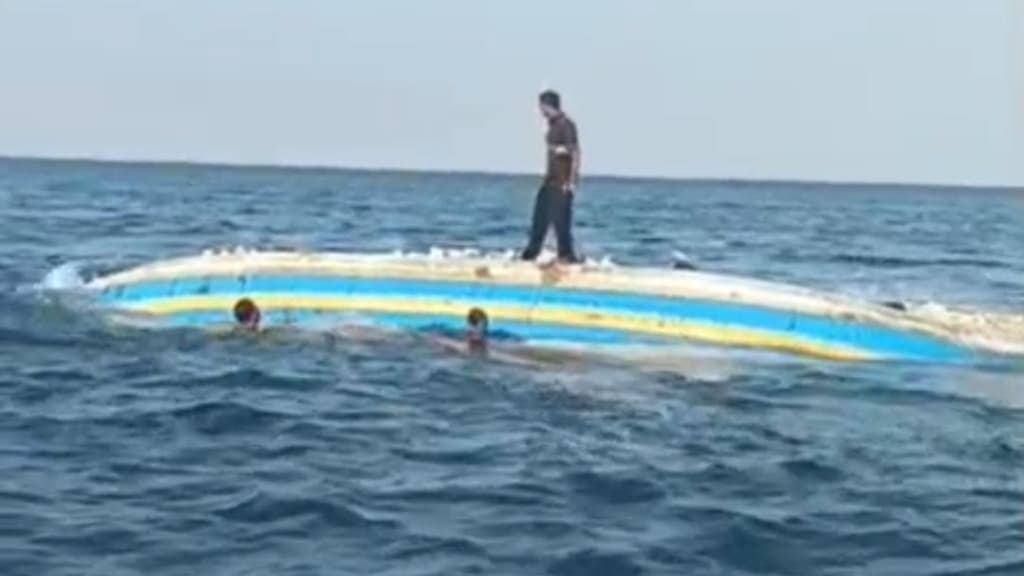 Kapal Bawa Sembako Subsidi Terbalik di Probolinggo karena Kelebihan Muatan