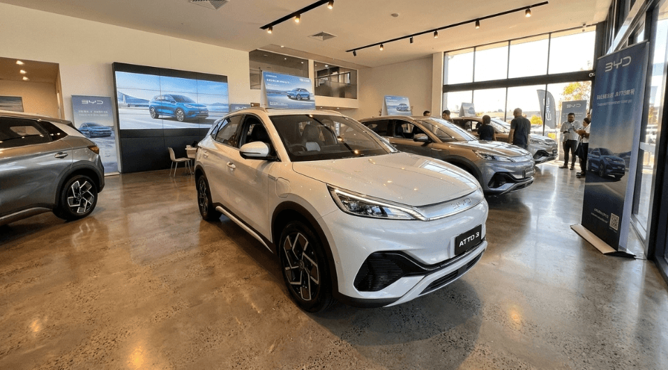 BYD Atto 3 Jadi Senjata Baru di Segmen Crossover Premium, Usung Desain Elegan Garapan Wolfgang Egger, Fitur Keamanan Modern, dan Proteksi 7 Airbag