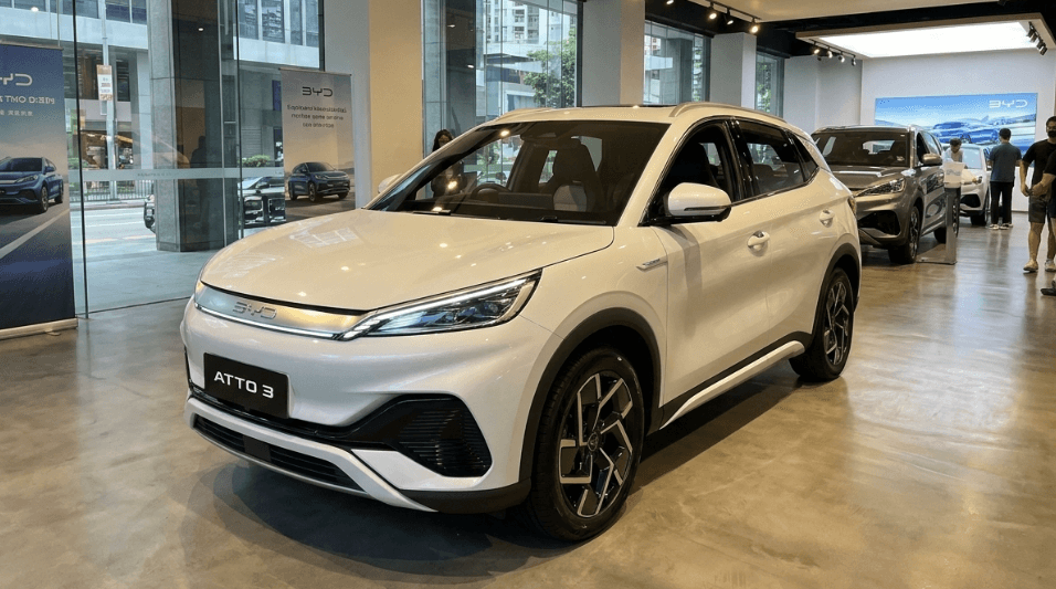 BYD Atto 3 Resmi Jadi Perbincangan Pecinta Otomotif Setelah Membawa Baterai Blade Lolos Uji Ekstrem dan Teknologi Power Bank Berjalan Super Modern