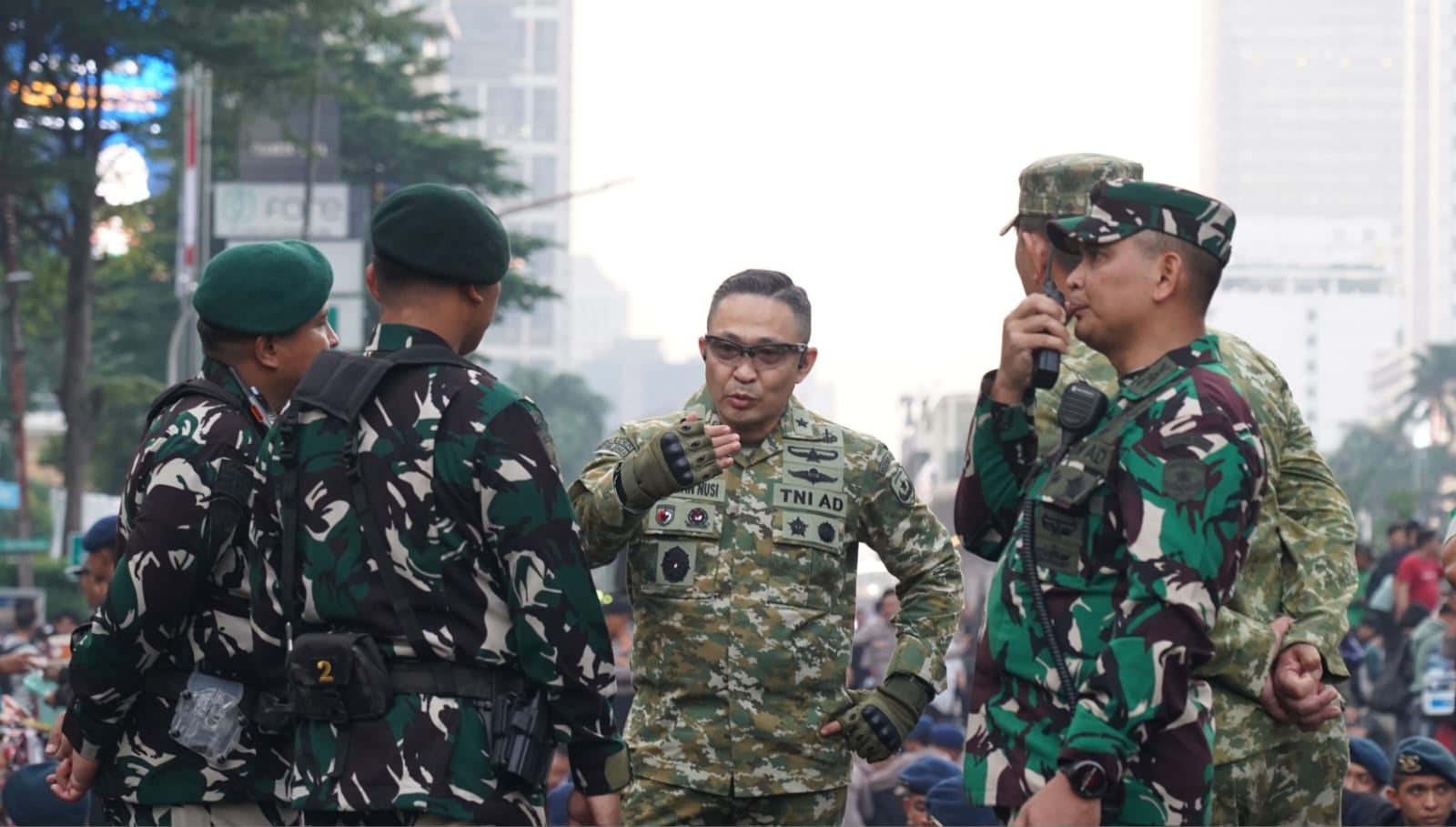 Jaga Aksi Demo Tetap Tertib, TNI-Polri Kompak Pasang Barikade Pembatas 15 Meter