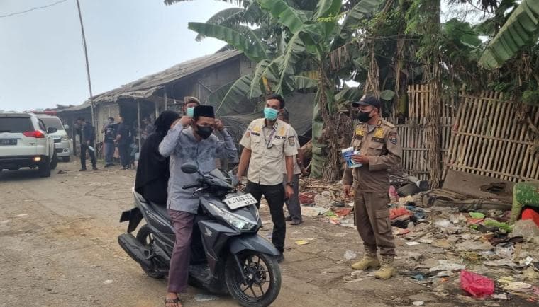 Ratusan Warga Terjangkit ISPA Imbas Asap Kebakaran TPA Jatiwaringin, Satpol PP Kabupaten Tangerang Bagikan Masker Gratis