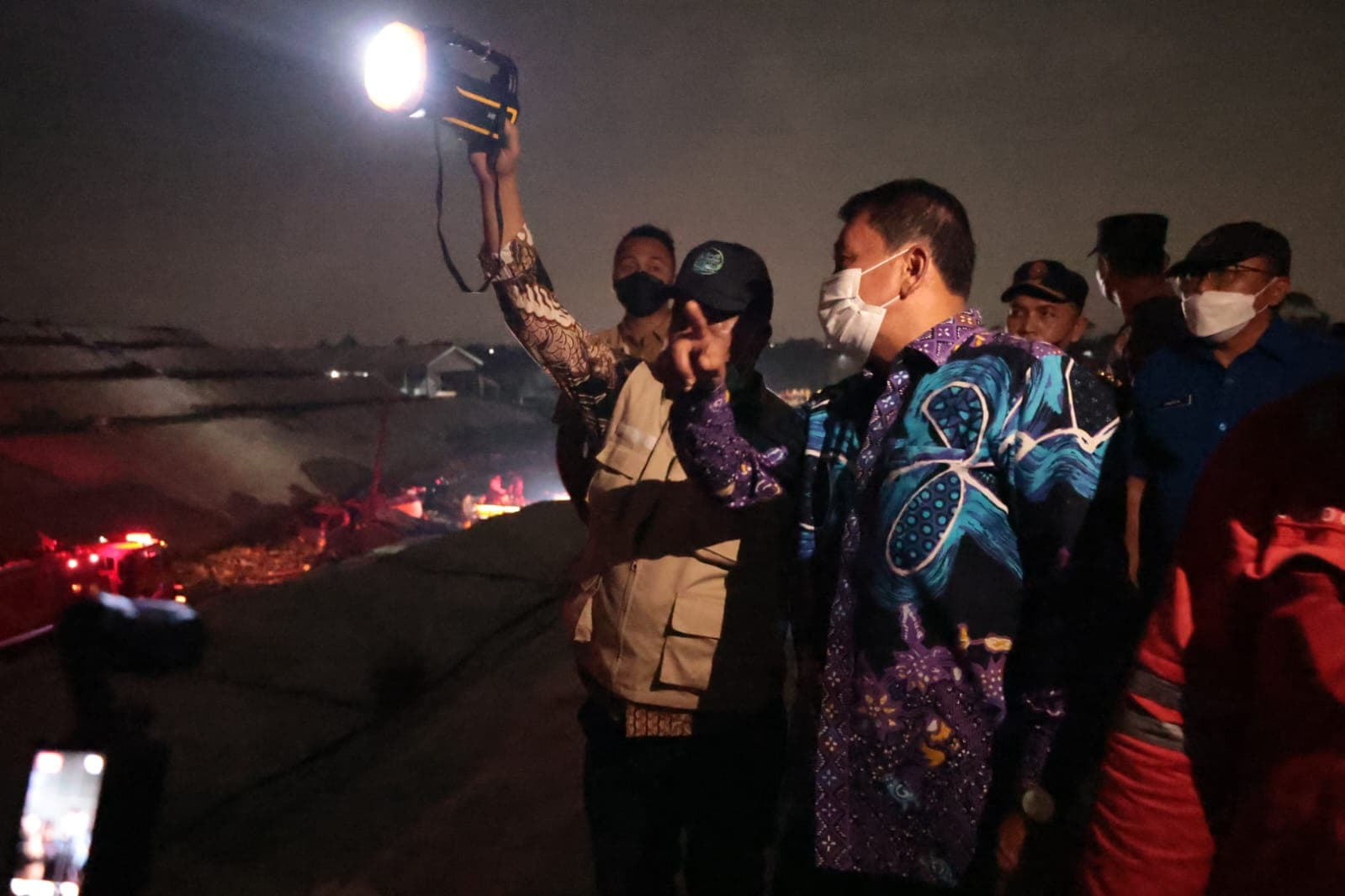 Gerak Cepat Bupati Tangerang, Tengah Malam Tinjau Langsung Kebakaran TPA Jatiwaringin, Siapkan Pengungsian Bagi Warga Terdampak