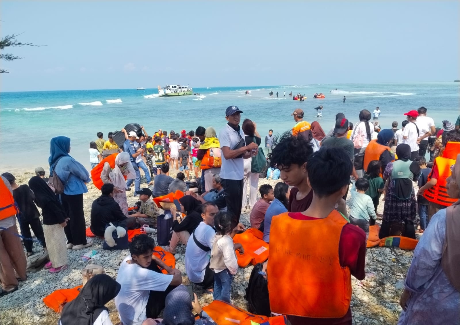Dramatis! Petugas Dishub DKI Berhasil Evakuasi 150 Penumpang Kapal KM Makmur Jaya yang Mati Mesin di Perairan Pulau Pari