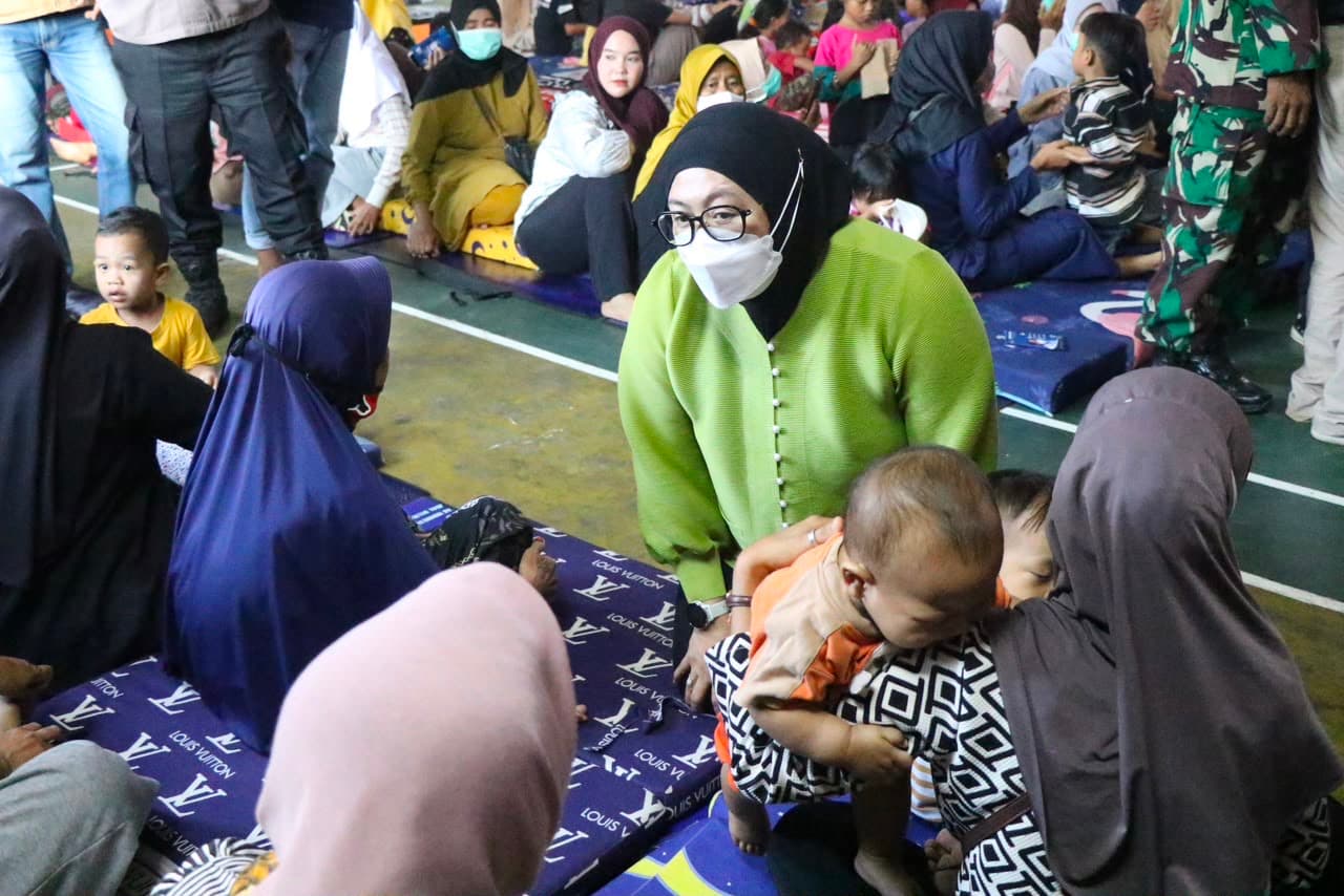 Monitoring Penanganan Warga Terdampak Asap Kebakaran TPA Jatiwaringin, Wabup Intan Tinjau Pengungsian di Kecamatan Rajeg