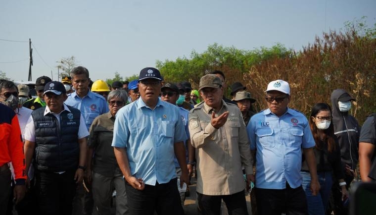 Tinjau Kebakaran TPA Jatiwaringin, Menteri LH Puji Kerja Keras Pemkab Tangerang dan Tim Gabungan BNPB hingga TNI AU