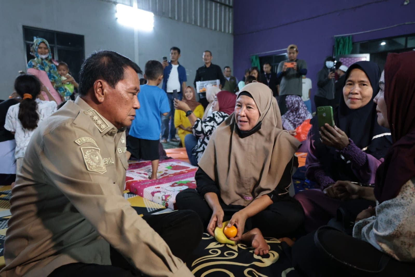 Malam-malam Bupati Tangerang Kunjungi Pengungsi Kebakaran TPA Jatiwaringin, Pastikan Logistik dan Layanan Kesehatan Terpenuhi